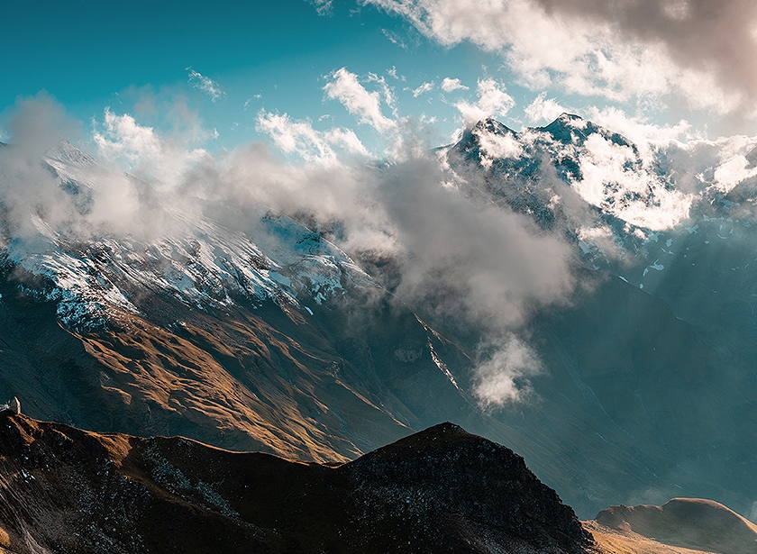 Une vallée alpine sous le soleil d'automne.