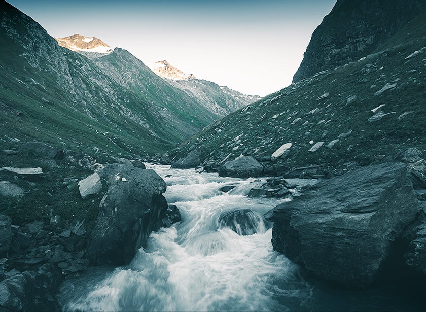 Un torrent alpin dans l'ombre d'un vallon.